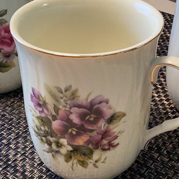 Elegant set of Four Coffee/Tea Mugs. - Picture 4 of 7